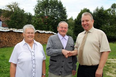 V.li.: Ehefrau Anna, Jubilar Werner Marschall, Bürgermeister Markus Dollacker.