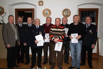 Für 40 bzw. 50 Jahre treue Mitgliedschaft wurden mit Urkunden geehrt: Hermann und Bernhard Senft, Josef Lorenz, Michael Ippisch und Albert Hummel (Mitte v. li.). Links Bürgermeister Markus Dollacker, KBR Fredi Weiß und KBI Hubert Blödt, rechts Vorsitz