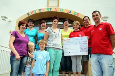 Bei der Spendenübergabe v.li.: Elternbeirätin Ivonne Jobst mit ihren Kindern Bastian und Leon, Kindergartenleiterin Heidi Moser, Elternbeirätin Ilona Hartung, Elternbeiratsvorsitzende Kathleen Völkel und ihre Stellvertreterin Daniela Preißl und vom B