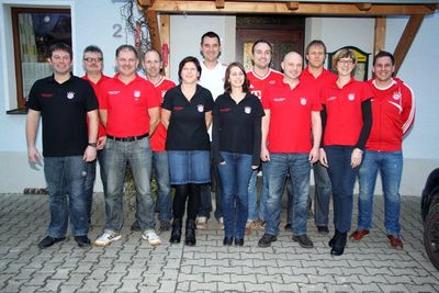 Für zwei Jahre gewählt wurde die Vorstandschaft des „Fanclub FC Bayern Wolfsbach/Oberpfalz Mia san mia“ mit 1. Vorsitzendem Oliver Schwendner in weißem T-Shirt hinten in der Mitte stehend.