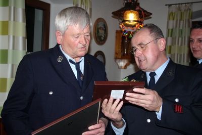 Feuerwehrvorsitzender Heinrich Eichenseer (li.) überreicht Hans Blank die Urkunde zum Ehrenmitglied.