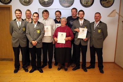 Die anwesenden Geehrten mit 2. Schützenmeister Matthias Ehebauer (li.), Bürgermeister Markus Dollacker (2. v. li.) und 1. Schützenmeister Heiner Graf (re.). Die Geehrten v. li.: Mathias Graf, Marvin Thomas, Georg Biller, Emma Riedl, Matthias Reinhardt