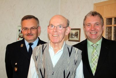 Neben Bürgermeister Markus Dollacker (re.) gratulierte Josef Vogl (Mi.) zu seinem 80. Geburtstag auch die Freiwillige Feuerwehr Wolfsbach, vertreten u.a. durch 2. Kommandant Günter Schindler (li.).