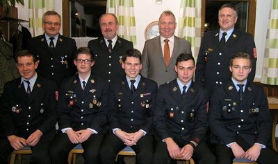 Befördert wurden Michael Reinhardt, Julian Pusch, Dominik Ernst, Sebastian Götz und Andreas Donhauser (sitzend von links) durch Kommandant Christian Holler (stehend rechts) und dessen Stellvertreter Günter Schindler. Vorsitzender Heinrich Eichenseer un