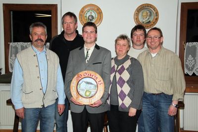 Die Gewinner beim Osterschießen der Schützengesellschaft Edelweiß Wolfsbach. V. li. 2. Schießleiter Richard Drick, Mathias Reinhardt (Sieger Serie Glück), 2. Schützenmeister Mathias Ehebauer (Stifter und Gewinner der Osterscheibe), Maria Honig (3. a