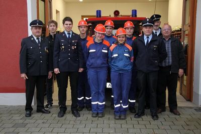 Stolz waren Vorsitzender Heinrich Eichenseer, Jugendleiter Dominik Ernst (vorne von links) und zweiter Bürgermeister Karl Roppert (rechts) nachdem die fünf Mädchen und Burschen der Jugendfeuerwehr die Prüfung zur Bayerischen Jugendspange bestanden hat
