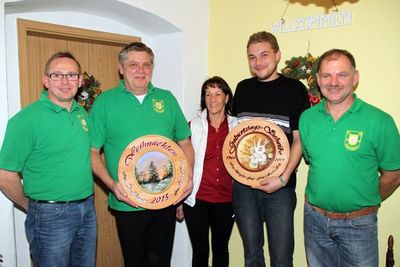 V.li. 1. Schießleiter Thomas Drick (li.) und 1. Schützenmeister Heiner Graf (re.) freuten sich mit dem Gewinner der Weihnachtsscheibe 2015 Marvin Thomas (2. v. li.) und dem der Geburtstagsscheibe Martin Eck (4. v. li.), welche Schützenliesl Brigitte Gr