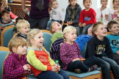 Begeistert und fasziniert waren die Kinder vom Zaubererclown Fabellini.