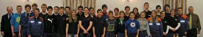 32 Mädchen und Burschen der Jugendfeuerwehren Ensdorf, Thanheim, Wolfsbach und Pittersberg absolvierten erfolgreich den Wissenstest 2013. Links im Bild KBI Hubert Blödt, rechts Bürgermeister Markus Dollacker.