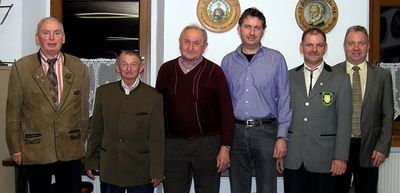 Bürgermeister Markus Dollacker, Schützenmeister Heinrich Graf (re) und Gauschützenmeister Heiner Fraunholz (li.) zeichneten Hermann Reinwald für 50 Jahre und Bernhard Senft sowie Joachim Baldauf für 25 Jahre Mitgliedschaft aus.
