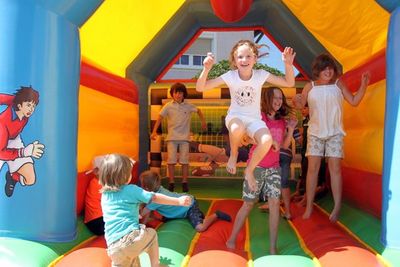 Kinder vergnügten sich in der Hüpfburg. Kinder vergnügten sich in der Hüpfburg.