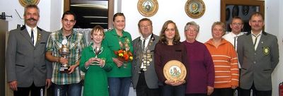2. Schützenmeister Richard Drick, Pokalgewinner Mathias Graf, Jugendpokalgewinner Andreas Riedl, die Gewinnerin der Jugendscheibe Christina Drick, Schützenkönig Konrad Riedl, Schützenliesl Stephanie Eichenseer und ihre Zofen Emma Riedl und Maria Honig