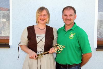 Wirtin Andrea Schmid und Schützenmeister Heinrich Graf.