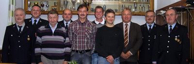 Für langjährige Mitgliedschaft bei der Freiwilligen Feuerwehr zeichnete Vorsitzender Heinrich Eichenseer (rechts) Josef Schuhmann, Kommandant Christian Holler, Herbert Götz sen., Thomas Eichenseer, Lothar Götz, Reinhard Holler und Franz Ehebauer aus.