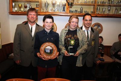 Die Jugend war sehr erfolgreich: V. li. 2. Jugendleiter Georg Dotzler, Jugendkönig 2013 Tobias Eckert, Jugendpokalgewinnerin Johanna Graf, 1. Jugendleiter Mathias Graf.