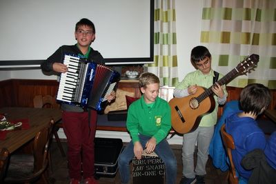 Moritz, Louis und Marko Übler spielten auf Akkordeon, Cajon und Gitarre weihnachtliche Weisen und sangen dazu.