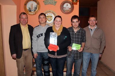 Bürgermeister Markus Dollacker, Patrik Marschall (Familie Marschall 2.Pokal), Steffi Eichenseer von „Stopslquerschiaßa Gedlbauer (Sieger Dorfpokal), Mathias Graf von den „Lustigen Vier“ (3. Dorfpokal) und Schießleiter Thomas Drick. Bürgermeister Markus Dollacker, Patrik Marschall (Familie Marschall 2.Pokal), Steffi Eichenseer von „Stopslquerschiaßa Gedlbauer (Sieger Dorfpokal), Mathias Graf von den „Lustigen Vier“ (3. Dorfpokal) und Schießleiter Thomas Drick.
