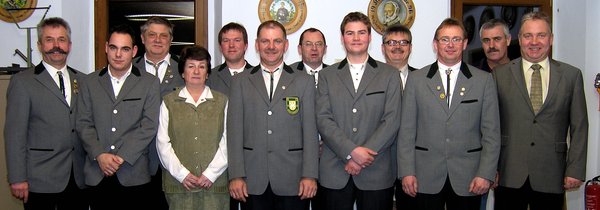 Dem einstimmig wiedergewählten Schützenmeister Heinrich Graf (6. v. li.) gratulierte Bürgermeister Markus Dolacker ebenso zur Wiederwahl wie den Vorstandsmitgliedern Richard Drick, Mathias Graf, Marvin Thomas, Rita Thomas, Georg Dotzler, Johann Hollwec