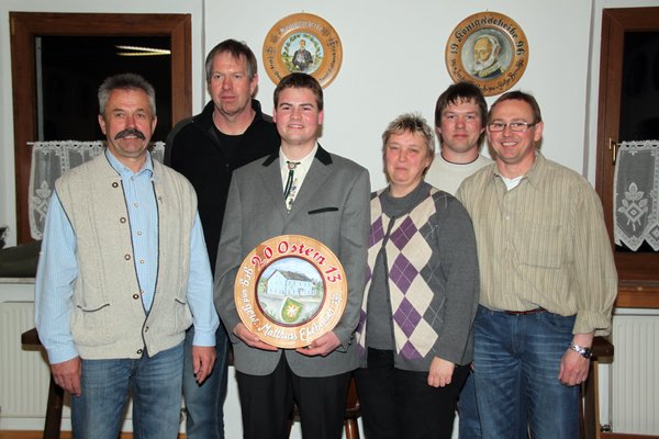 Die Gewinner beim Osterschießen der Schützengesellschaft Edelweiß Wolfsbach. V. li. 2. Schießleiter Richard Drick, Mathias Reinhardt (Sieger Serie Glück), 2. Schützenmeister Mathias Ehebauer (Stifter und Gewinner der Osterscheibe), Maria Honig (3. a