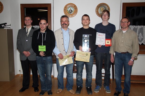 V.li.: 2. Schützenmeister Mathias Ehebauer, Mathias Graf von den „Niederfeldern“ (3. Platz), Richard Drick von den „Drick’s“ (2. Platz), Patrik Marschall vom „Team Asbach“ mit dem gewonnenen Dorfpokal, Jungschütze Andreas Reinhardt, der e