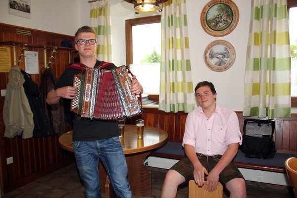 Zünftig und fleißig spielten Michi Rothut auf der „Quetschn“ und Wstl Zapf auf seinem Cajon beim Sommerfest der Schützengesellschaft Edelweiß Wolfsbach auf.