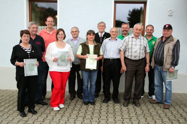 Die anwesenden Geehrten v. li: Rita Thomas und Richard Reiser (10 Jahre), Markus Vogl und Christine Heimler (20 Jahre), Martin Scharl sen., Ute Ehebauer und Josef Bartmann (30 Jahre), Hermann Senft (50), Richard Drick (40). Bernhard Senft (50), 1. Schütz