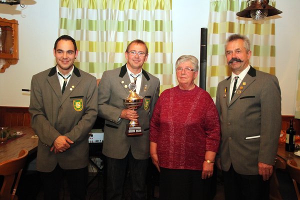 Den Wanderpokal gewann 1. Schießleiter Thomas Drick (2.v.re.) vor Jugendleiter Mathias Graf (li.) und Emma Riedl. Rechts 2. Schießleiter Richard Drick.