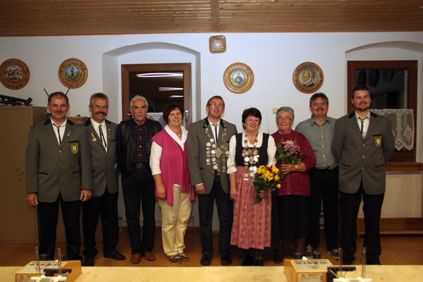 Die Königsproklamation ist der Höhepunkt im Schützenjahr. V. li. 1. Schützenmeister Heino Graf, 2. Schießleiter Richard Drick, 2. Ritter Martin Schmitt, 2. Zofe Hannelore Drick, Schützenkönig, Schützenliesl Rita Thomas, 1. Zofe Emma Riedl, 1. Ritt