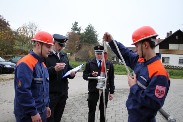 Jugendfeuerwehrler der FFW Wolfsbach bei verschiedenen Prüfungsaufgaben für die Bayerische Jugend-spange.