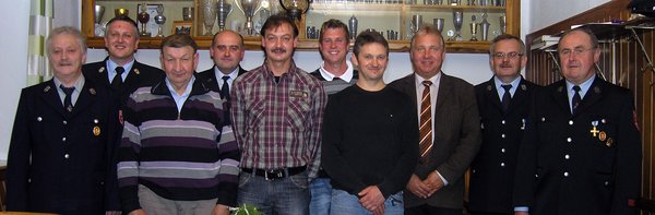 Für langjährige Mitgliedschaft bei der Freiwilligen Feuerwehr zeichnete Vorsitzender Heinrich Eichenseer (rechts) Josef Schuhmann, Kommandant Christian Holler, Herbert Götz sen., Thomas Eichenseer, Lothar Götz, Reinhard Holler und Franz Ehebauer aus.