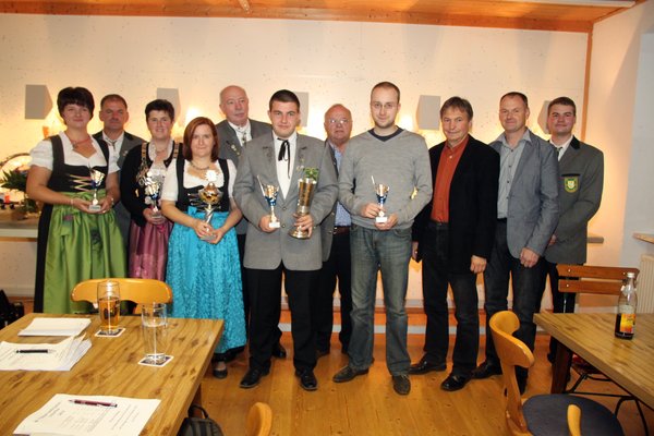 Vertreter der drei erstplatzierten Damen- und Herrenmannschaften mit 2. v.l. 1. Schützenmeister Heiner Graf sowie von rechts 2. Schützenmeister Matthias Ehebauer, 3. Bürgermeister Erich Meidinger (Ebermannsdorf), 2. Bürgermeister Josef Weinfurtner (Ri