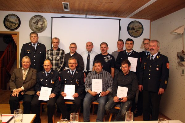 Die anwesenden Feuerwehrkameraden, die für 25 Jahre aktiven Dienst in der Freiwilligen Feuer-wehr Wolfsbach geehrt wurden. Dazu sitzend links Bürgermeister Markus Dollacker und 3. v.li. 1. Kommandant Günter Schindler, der für 40 Jahre aktiven Dienst m