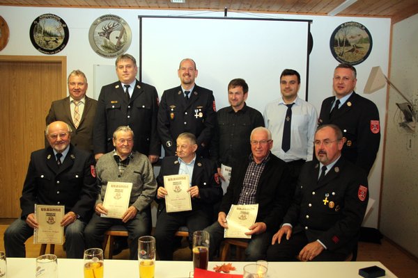 Für lange Jahre Treue zum Feuerwehrverein Wolfsbach wurden 16 Mitglieder mit Urkunden be-dacht. Die Anwesenden: Sitzend v. li. Werner Marschall (für 60 Jahre), Herbert Waligora sen. (50), Hermann Reinwald (60) und Leonhard Holler (50 Jahre), ganz rechts