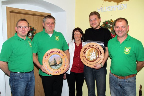 V.li. 1. Schießleiter Thomas Drick (li.) und 1. Schützenmeister Heiner Graf (re.) freuten sich mit dem Gewinner der Weihnachtsscheibe 2015 Marvin Thomas (2. v. li.) und dem der Geburtstagsscheibe Martin Eck (4. v. li.), welche Schützenliesl Brigitte Gr