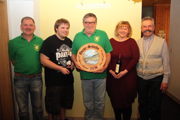 Sieger des Osterschießens der SG Edelweiß Wolfsbach v. li, 1. Schützenmeister Heino Graf, Ben-jamin Neal (3.Sieger), Osterscheibengewinner Marvin Thomas, Wirtin Andrea Schmid auf dem 2. Rang platziert und 2. Schießleiter Richard Drick .
