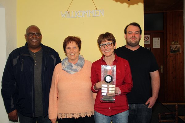 V. li. Beim Dorfpokal errang das Team „Legion of Doom“ mit Gregory Harvey den „Schwanzl-Pokal-Trostpreis. Daneben Hannelore Drick von „Die Dricks“ (3.Platz), Renate Marschall vom Team „Familie Marschall“ mit dem Siegerwanderpokal. Sowie Ber
