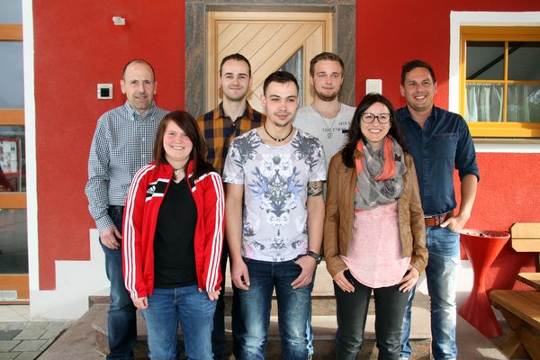 Die neu gewählte Vorstandschaft des Wolfsbacher Kirwaverein: V. li. Die Beisitzerin Richard Winkler und Anja Frind, 1. Kassier Stephan Piesche, 1. Vorsitzender Sebastian Götz, 2. Kassier An-dreas Donhauser, Beisitzerin Sonja Rester und 2. Vorsitzender T